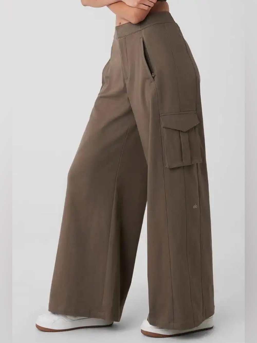 ALO Yoga | Show Off Wide Leg Cargo Pants in Olive | Small